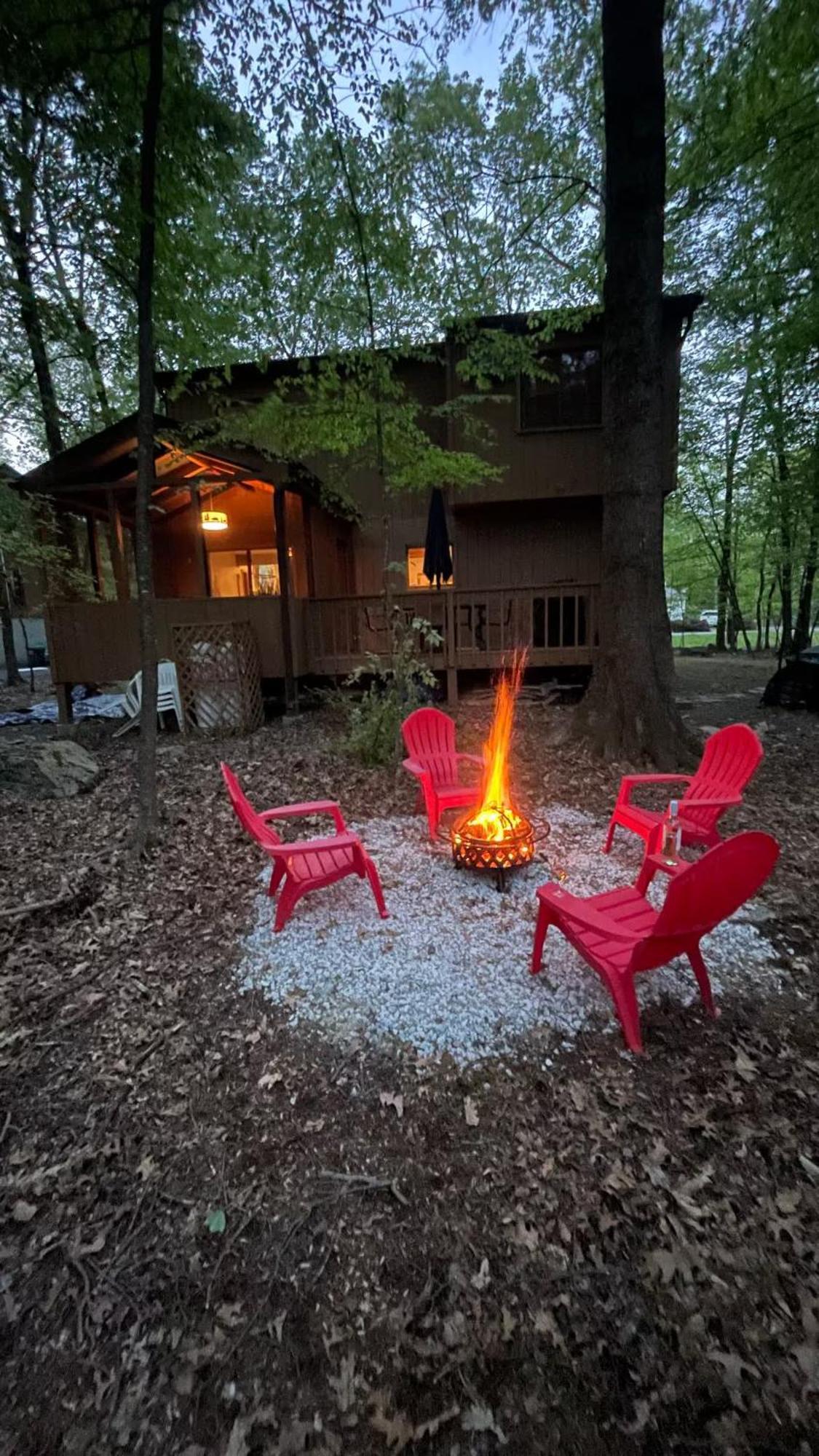 Cozy Cabin At Poconos With Hot Tub And Fire Pit อีสต์สเตราด์สเบิร์ก ภายนอก รูปภาพ