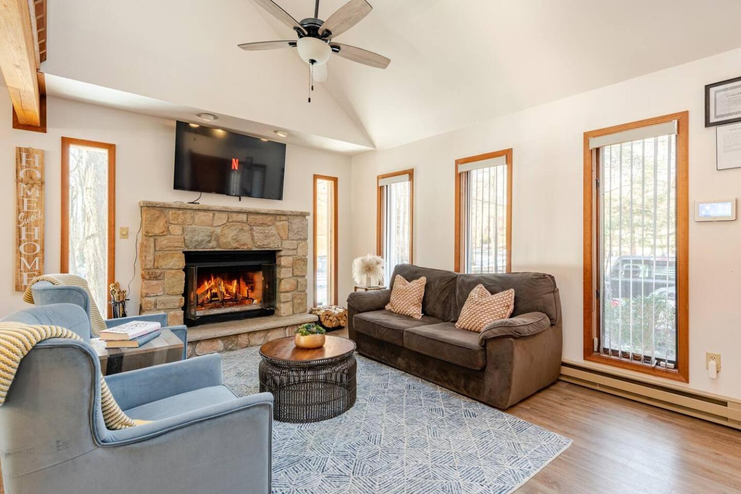 Cozy Cabin At Poconos With Hot Tub And Fire Pit อีสต์สเตราด์สเบิร์ก ภายนอก รูปภาพ