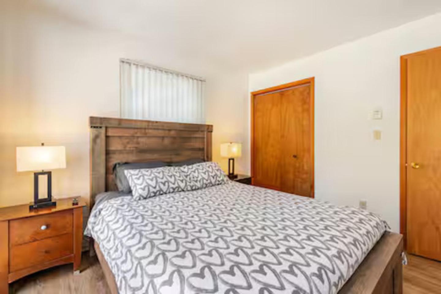 Cozy Cabin At Poconos With Hot Tub And Fire Pit อีสต์สเตราด์สเบิร์ก ภายนอก รูปภาพ